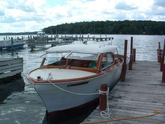 Chris Craft - Semi-Enclosed Cruiser