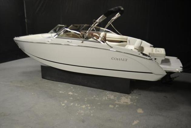 Cobalt Boats - Bowrider R5