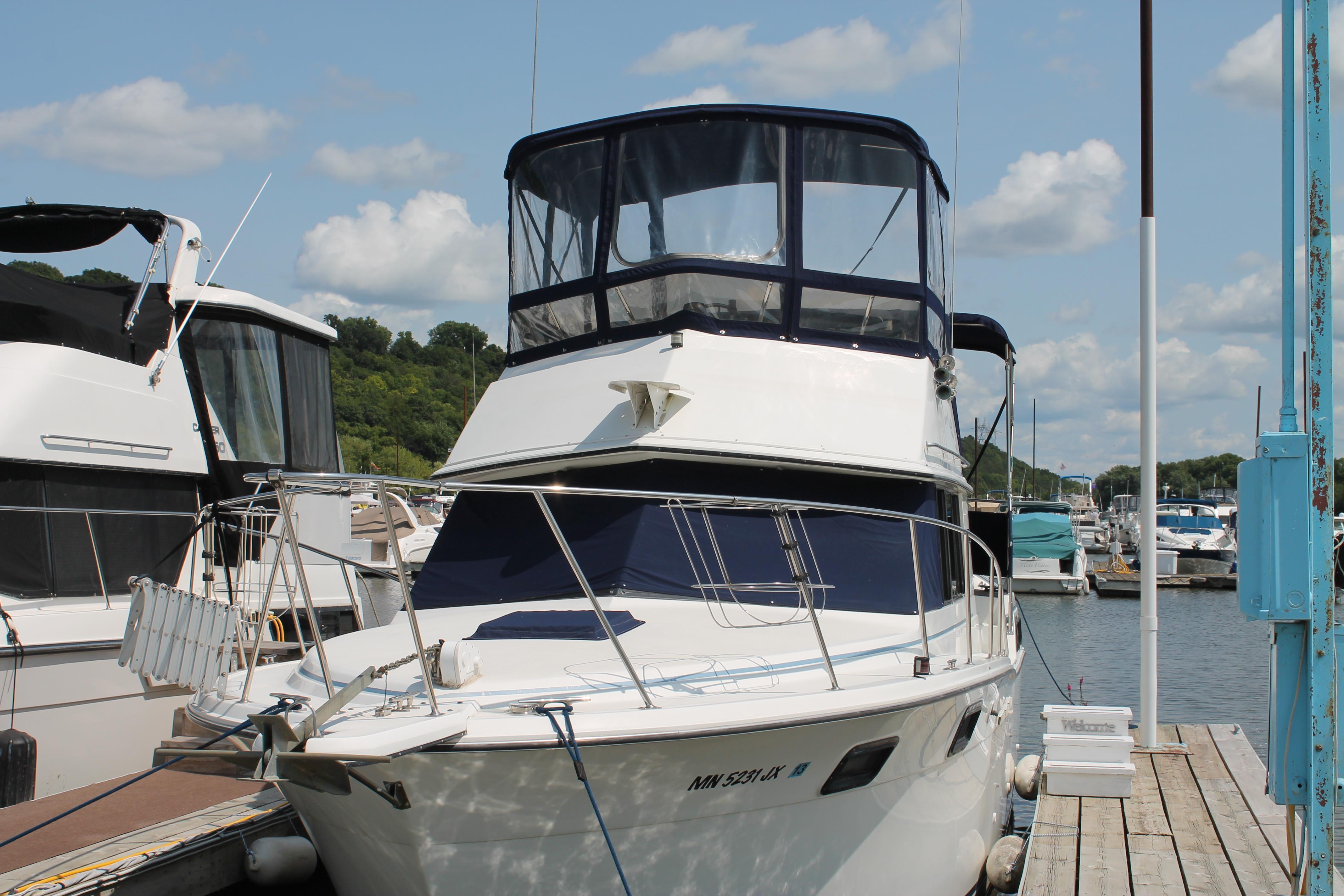 Carver 32 Aft Cabin, Hastings