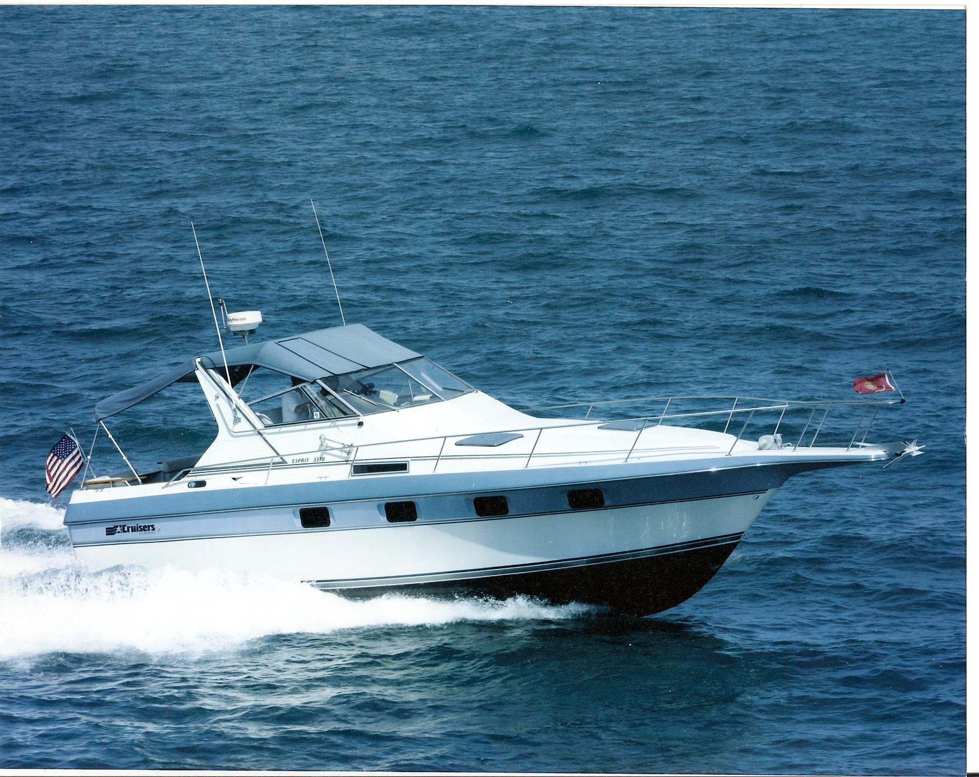 Cruisers Yachts 3370 Esprit, Waukegan