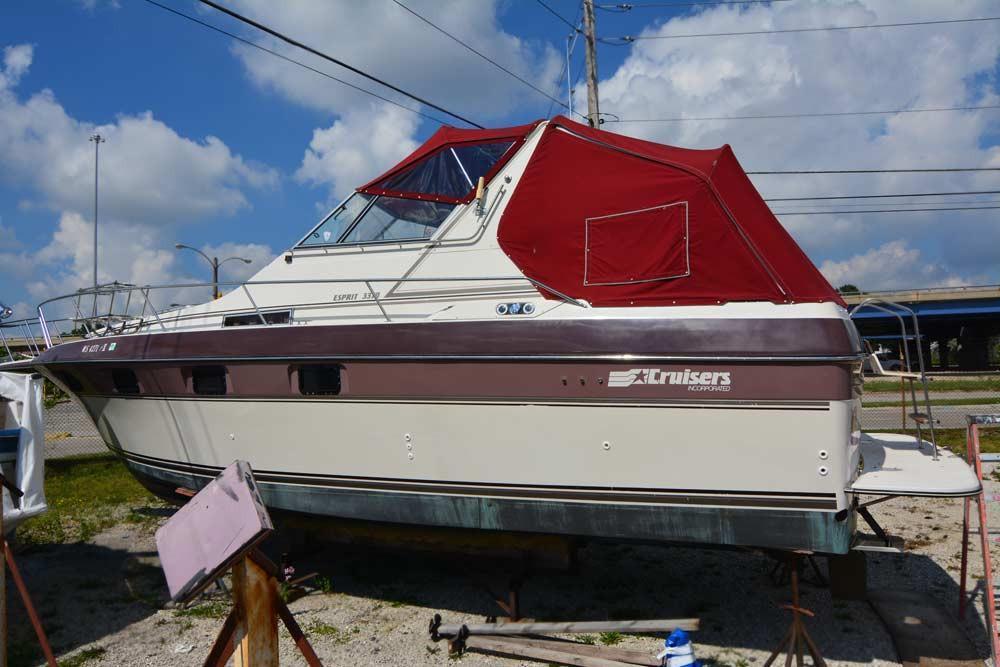 Cruisers Yachts Esprit 3370 Express (Outstanding Condition!), Milwaukee