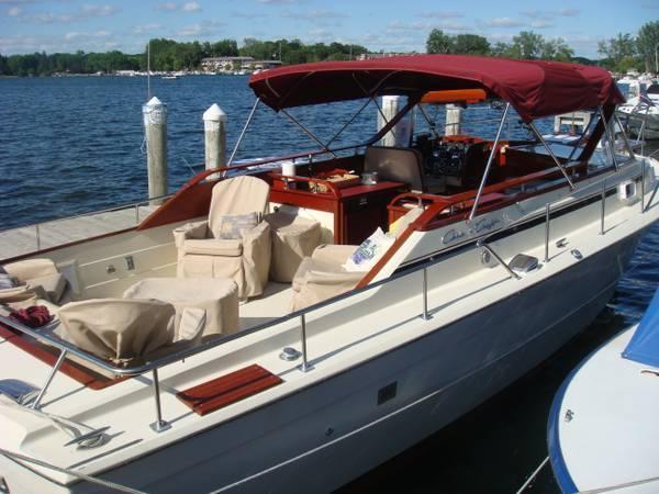 Chris Craft 31 Commander, Lake Minnetonka