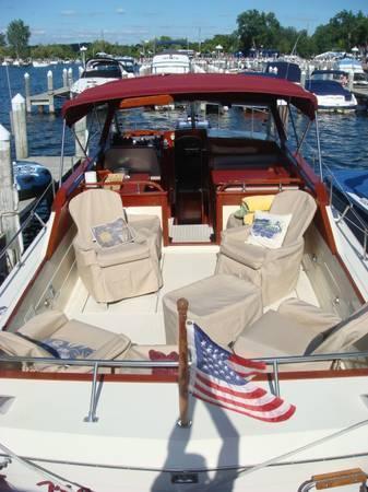 Chris Craft 31 Commander, Lake Minnetonka