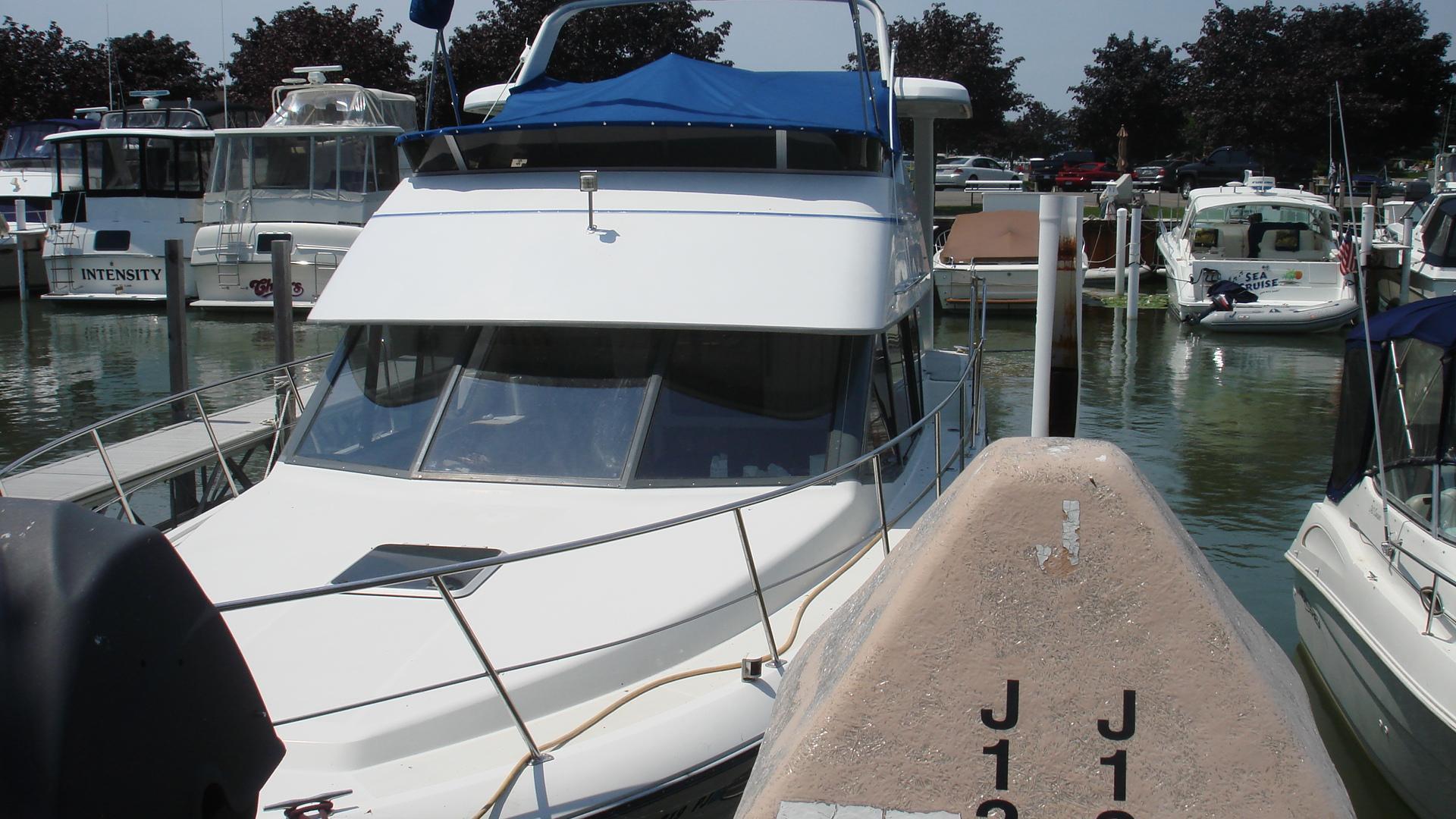 Carver 350 Aft Cabin,