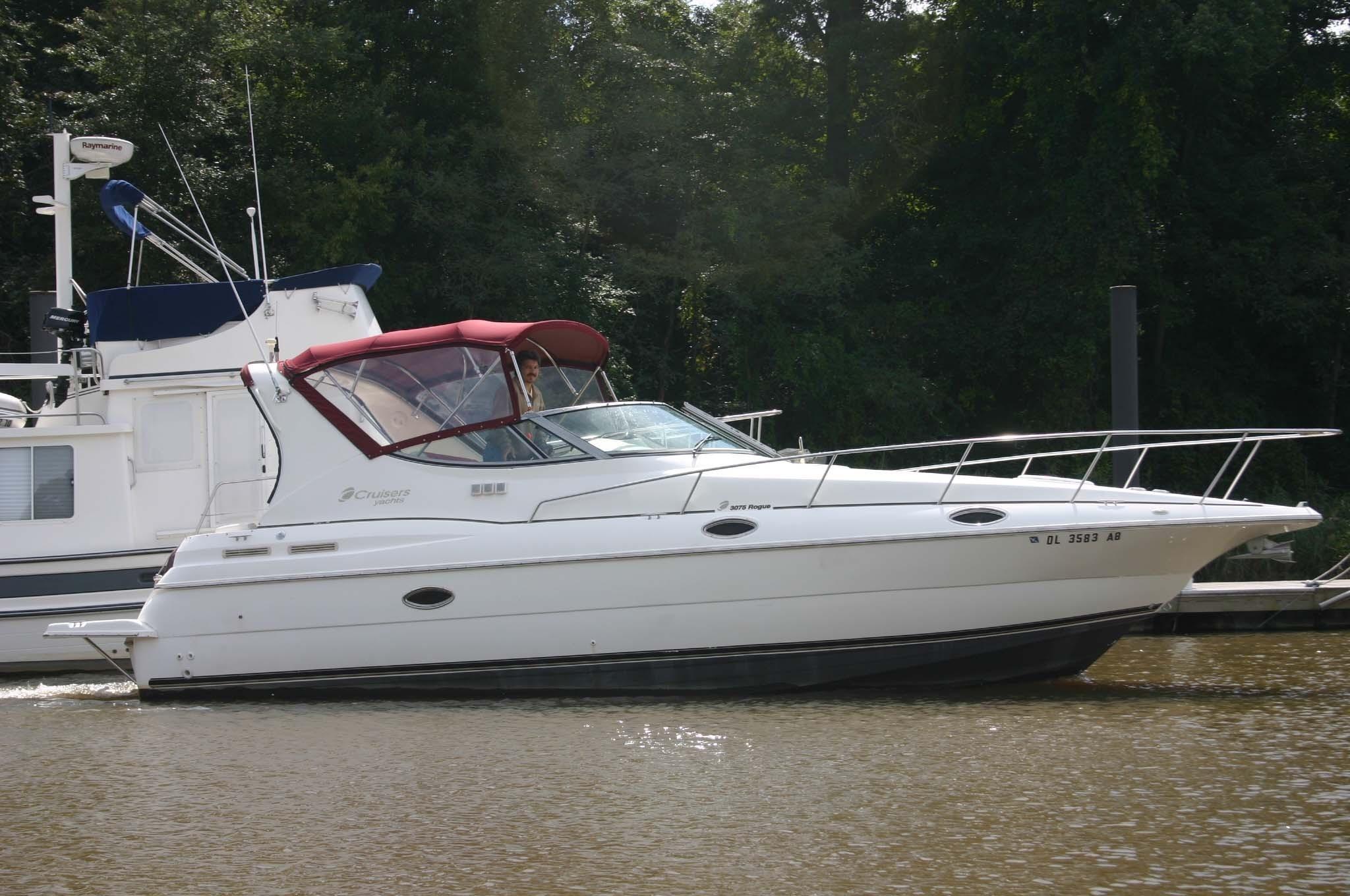 Cruisers Yachts 3075 Express, Middle River