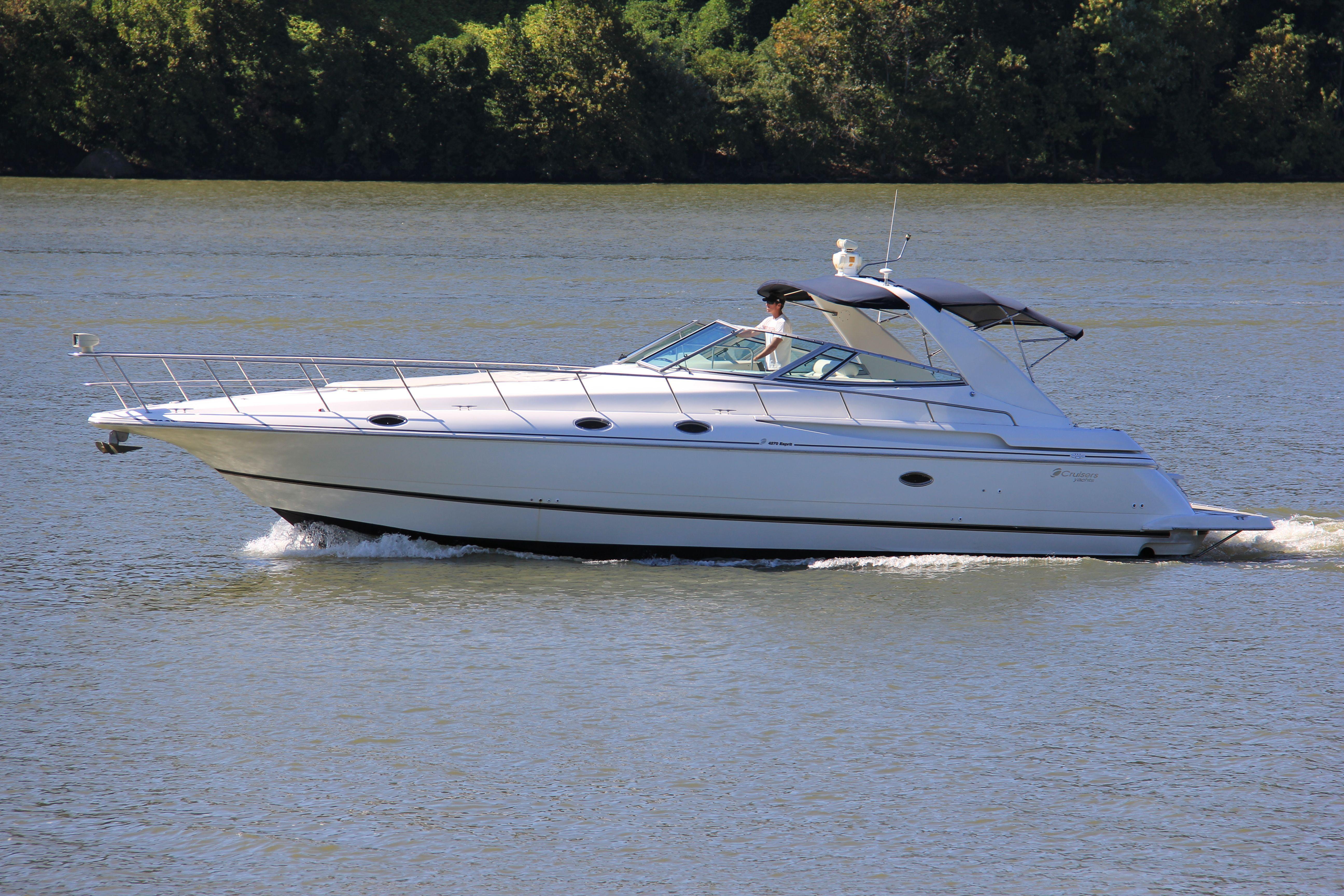 Cruisers Yachts 4270 Express, Prospect