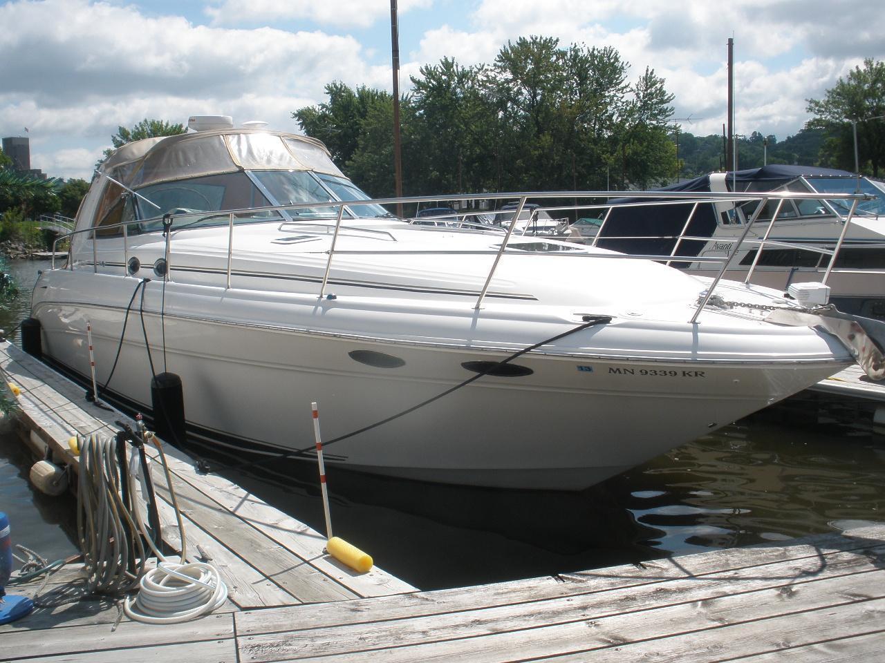 Sea Ray 410 Express Cruiser, Red Wing