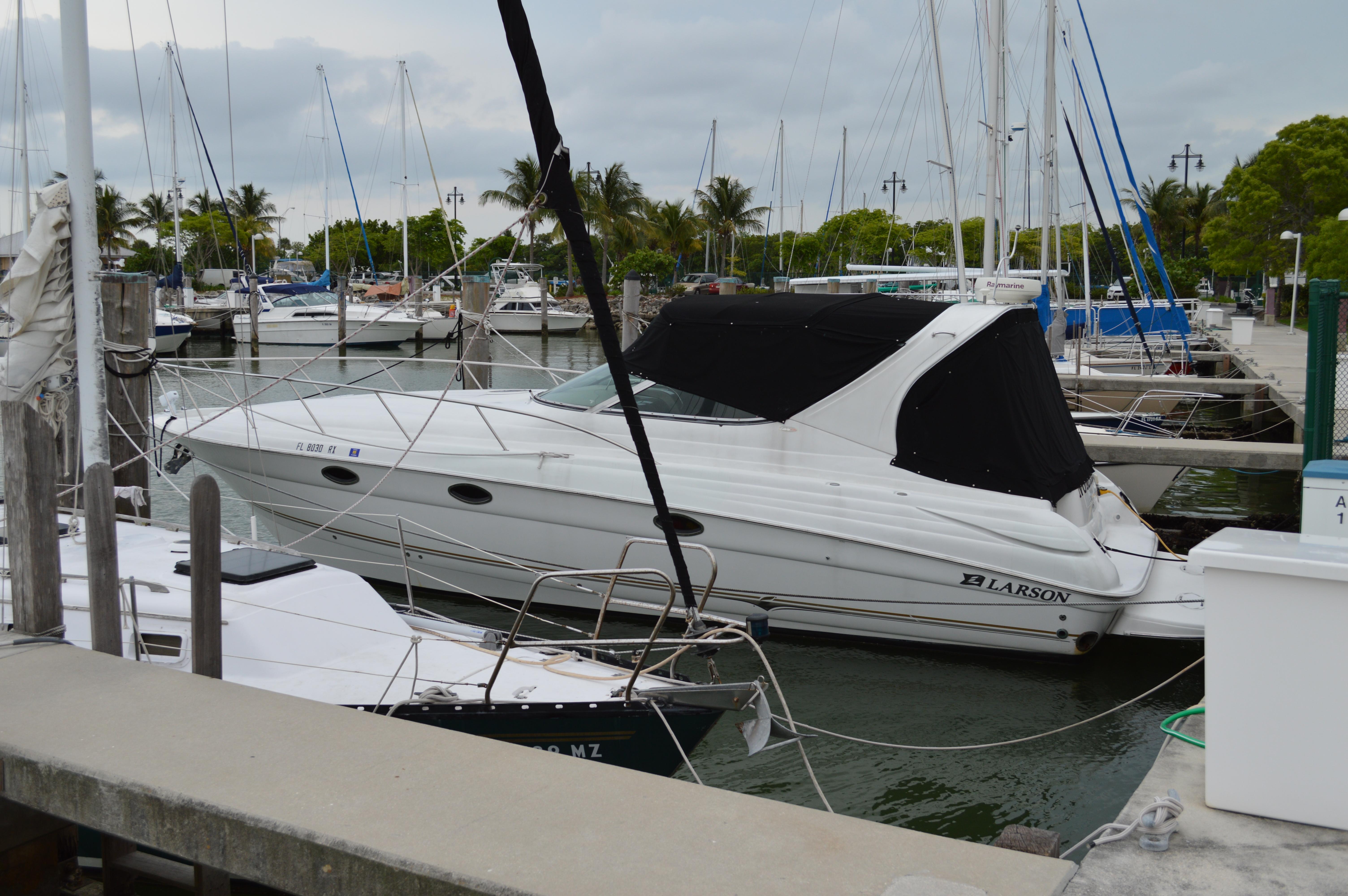 Larson Cabrio 370, Miami