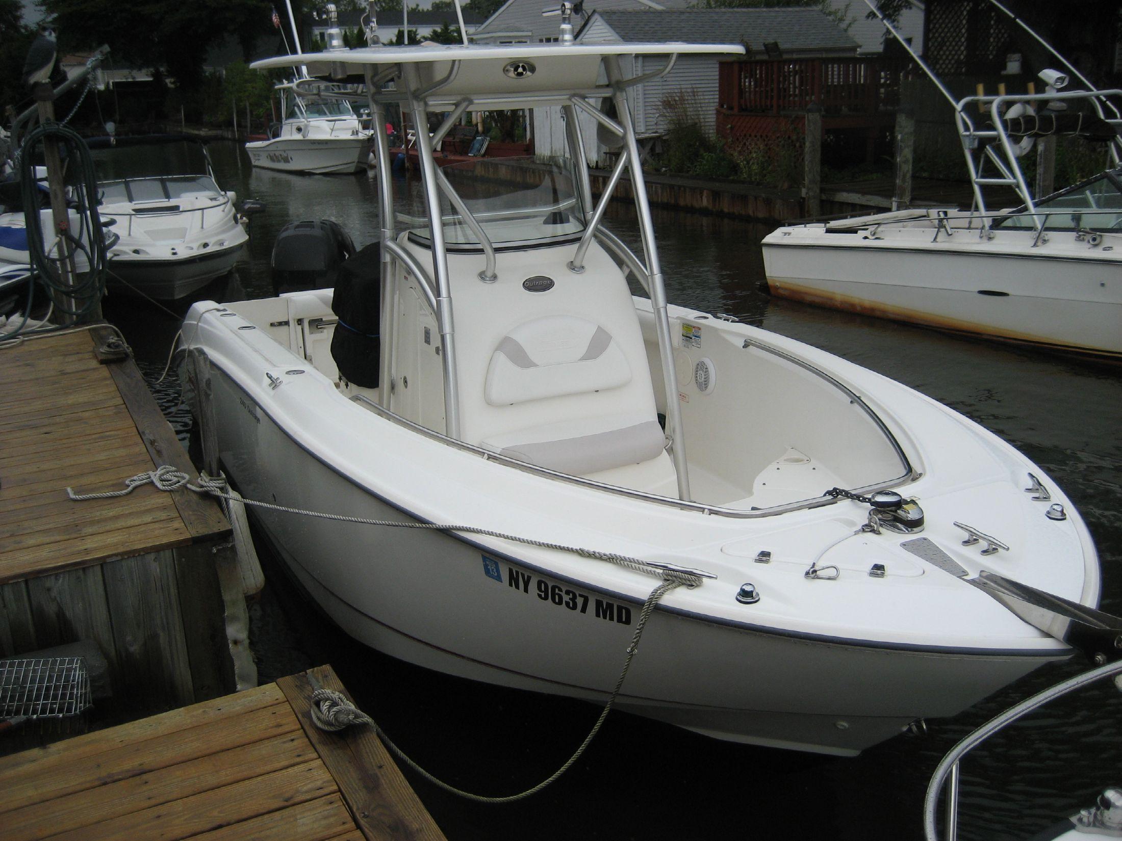 Boston Whaler 240 Outrage (Hard Top, With Trailer), Babylon, Long Island