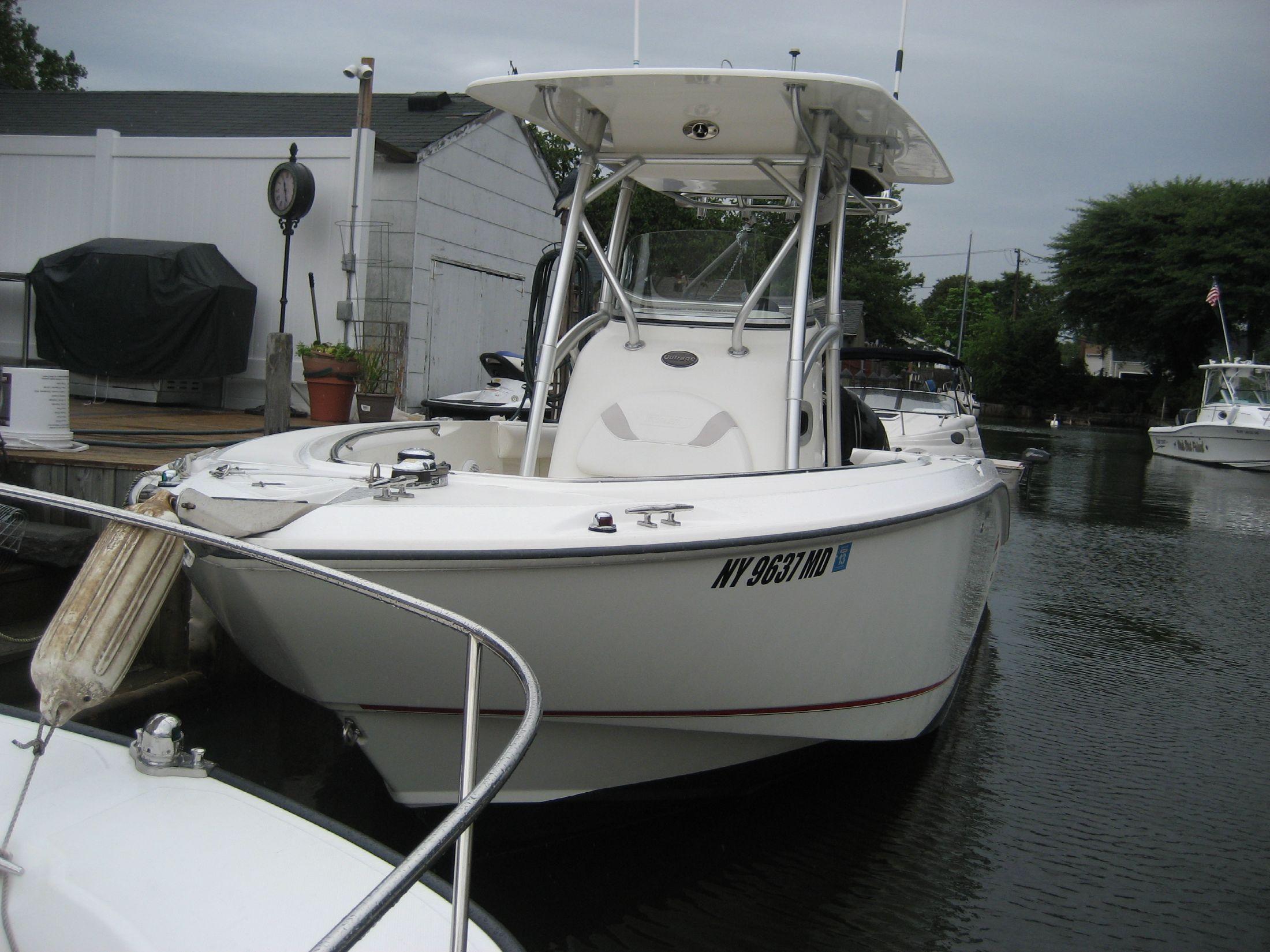 Boston Whaler 240 Outrage (Hard Top, With Trailer), Babylon, Long Island