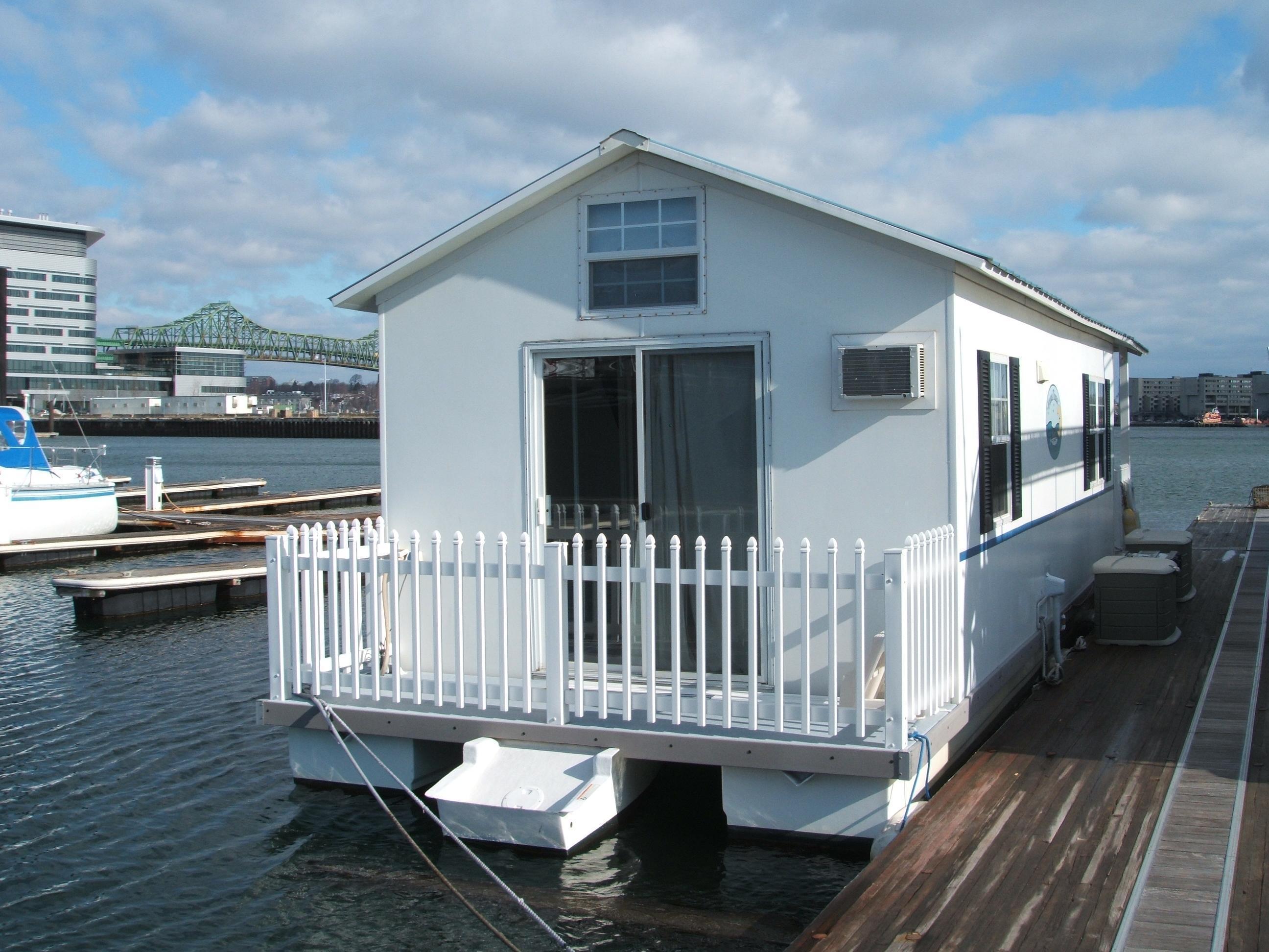 Cataran Cruisers Aqua Lodge Houseboat, East Boston