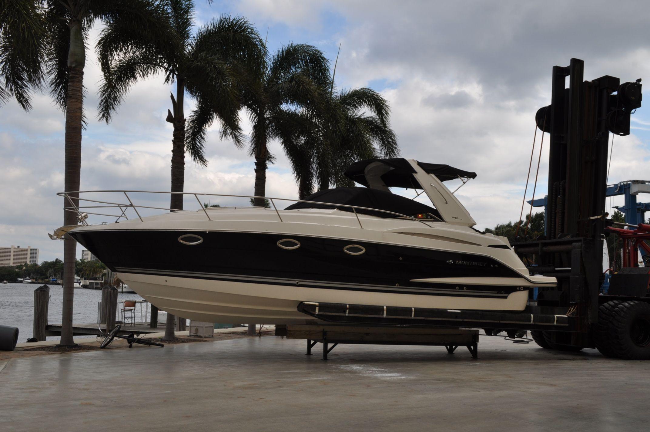 Monterey 330 Sport Yacht, North Miami