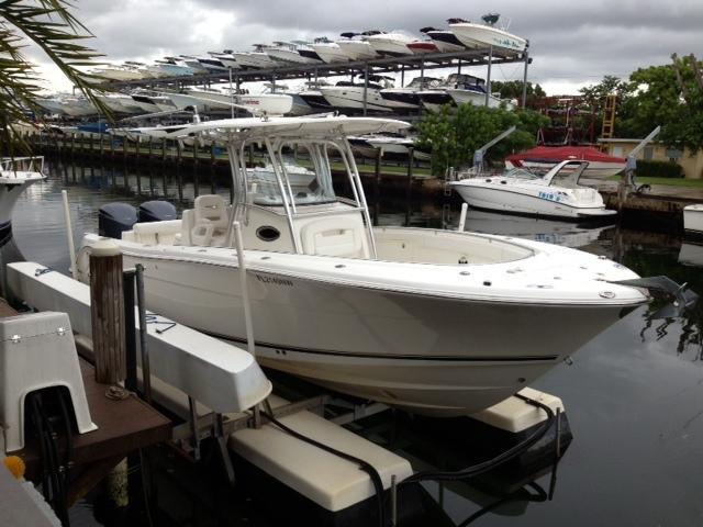 Robalo R300 Center Console, North Miami