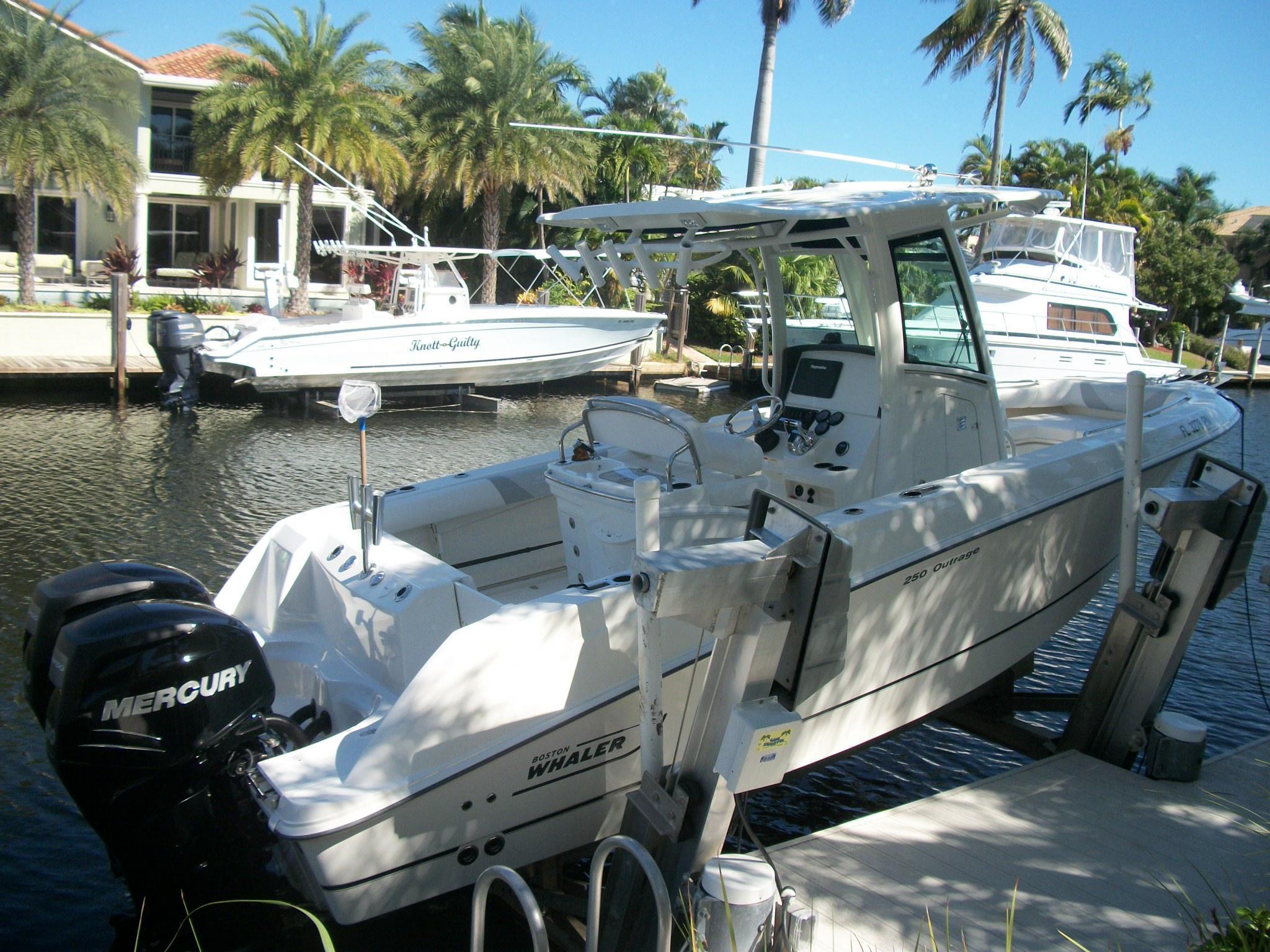Boston Whaler 25 Outrage, Lighthouse Point