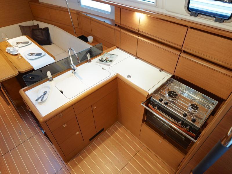 Jeanneau 379, Riverside