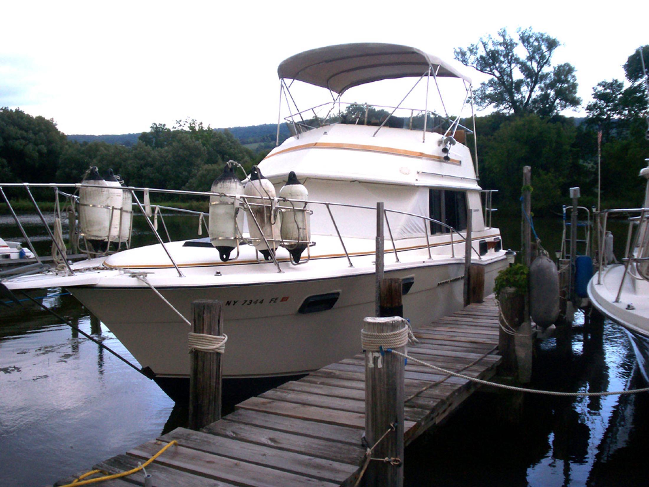 Carver 3007 Aft Cabin, Montour Falls