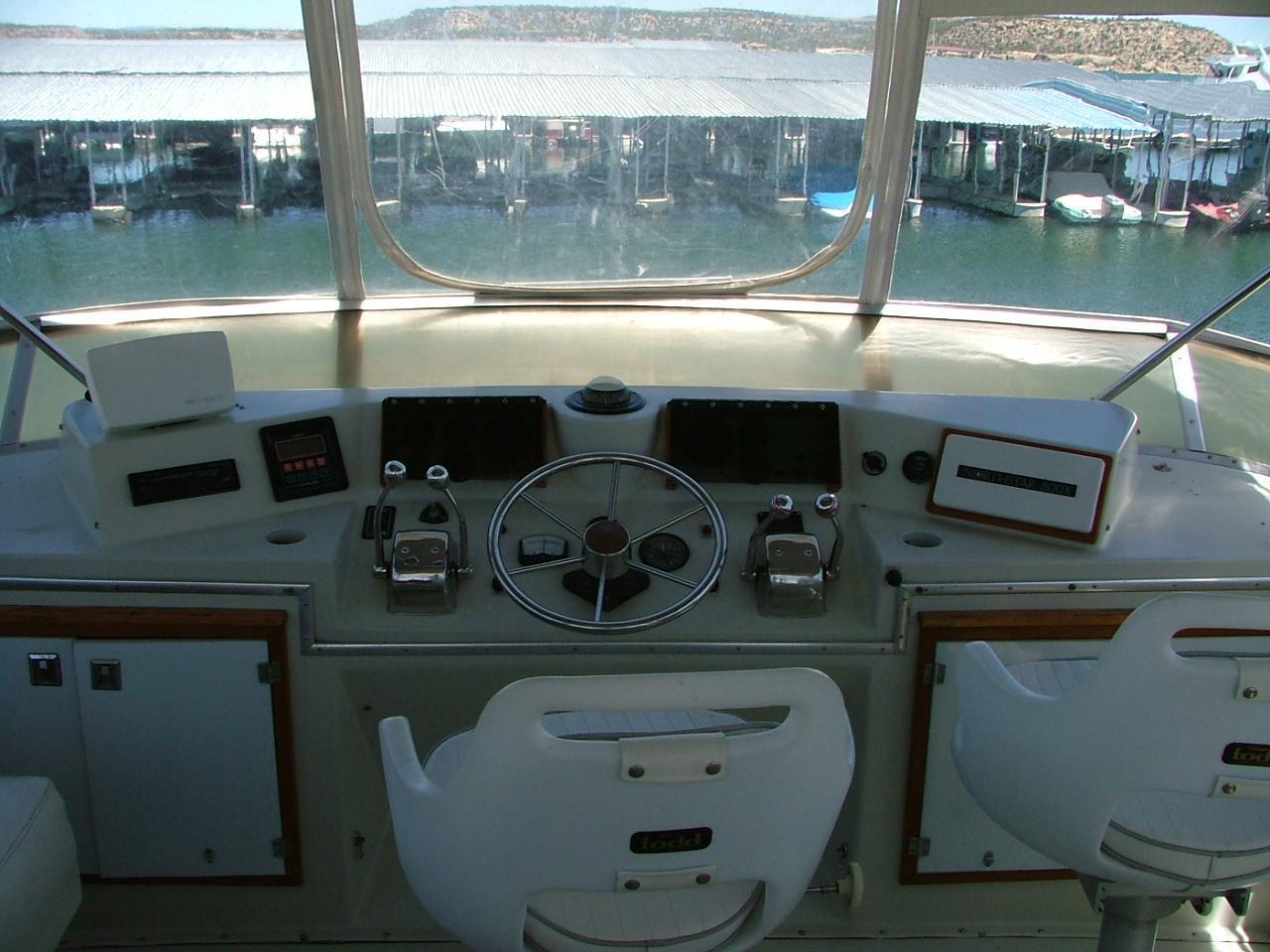 Uniflite Aft-Cabin Motoryacht, Navajo Lake