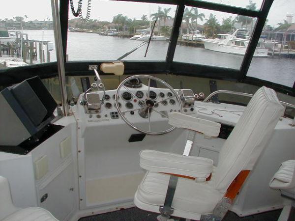Cifornian Flybridge Cockpit Motoryacht, Crossville