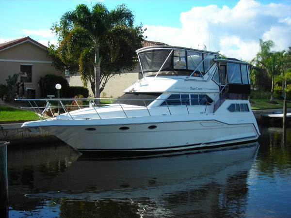 1991 Cruisers Yachts 3850 Aft cabin
