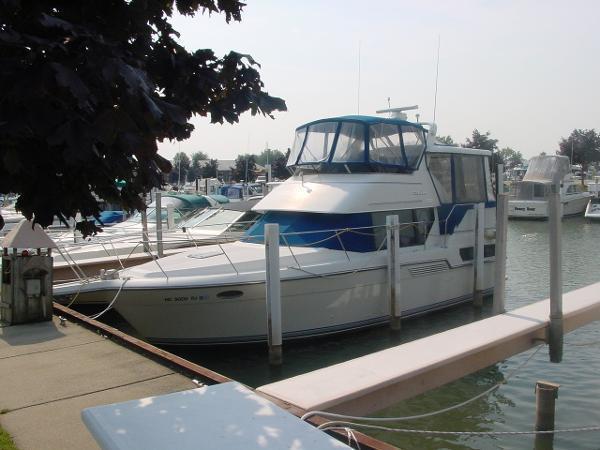 1992 Carver 350 Aft Cabin