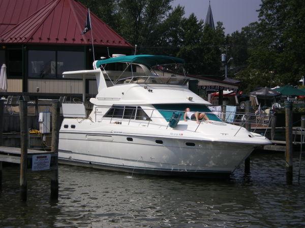 1995 Cruisers Yachts 3650
