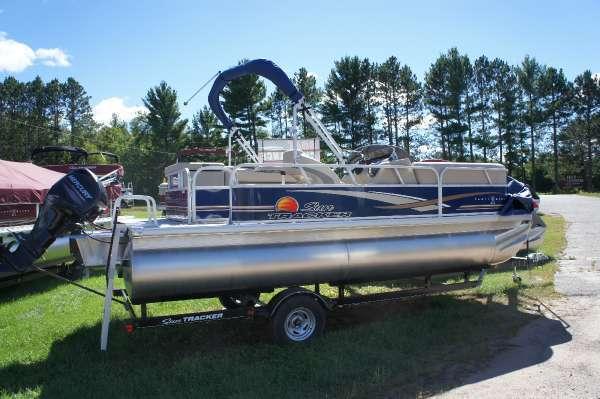 2014 Sun Tracker 20' Party Barge