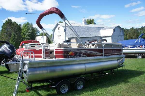 2014 Sun Tracker 22' Party Barge Rear Facing Lounge