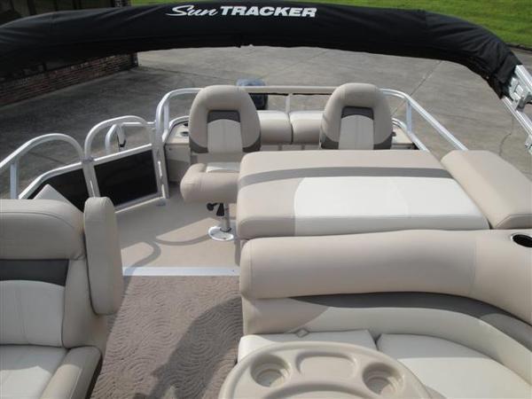 2014 Sun Tracker Fishin' Barge 22