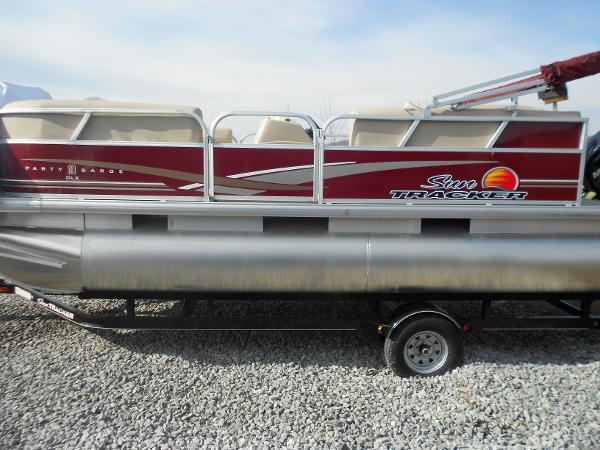 2014 Sun Tracker Party Barge 18 DLX