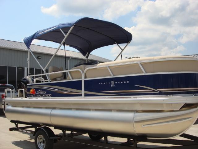 2014 Sun Tracker Signature series Party Barge 22 RF