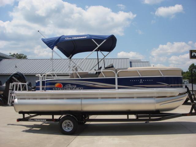 2014 Sun Tracker Signature series Party Barge 22 RF
