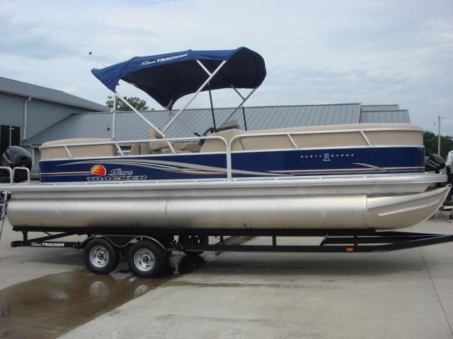 2014 Sun Tracker Sig Series Party Barge 24 RF