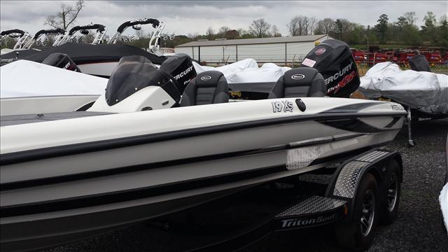 2014 Triton Bass Boats 19XS