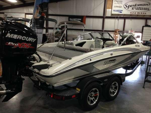 2014 TRITON BOATS 210 Escape