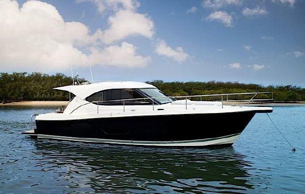 2015 Riviera 3600 Sport Yacht