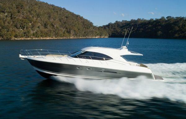 2015 Riviera 5000 Sport Yacht