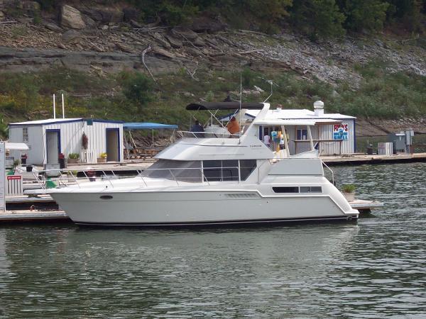 1997 Carver 355 Motor Yacht