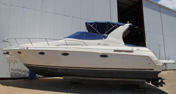 2000 Cruisers Yachts 3375 Express