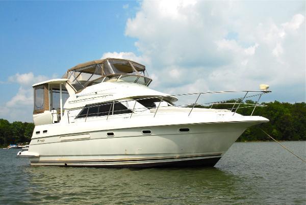 2001 Cruisers Yachts 3750 Aft Cabin