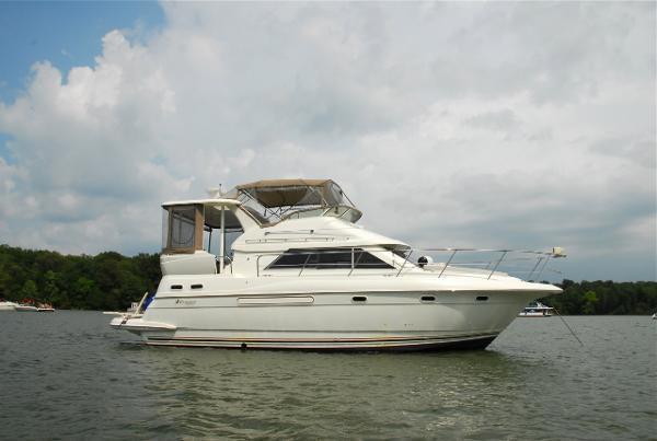 2001 Cruisers Yachts 3750 Aft Cabin