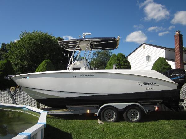 2004 Boston Whaler 240 Outrage/ WITH TRAILER