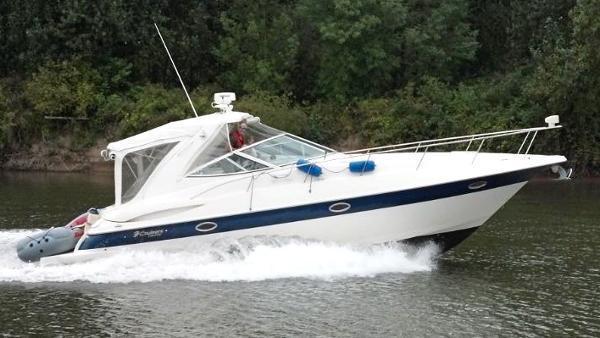 2004 Cruisers Yachts 340 Express