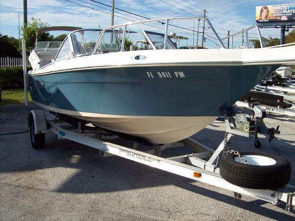 2004 Key West 2020 Family Fish Dual Console