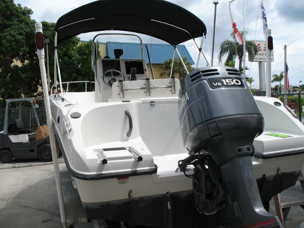 2004 Seaswirl 2101 Center Console O/B