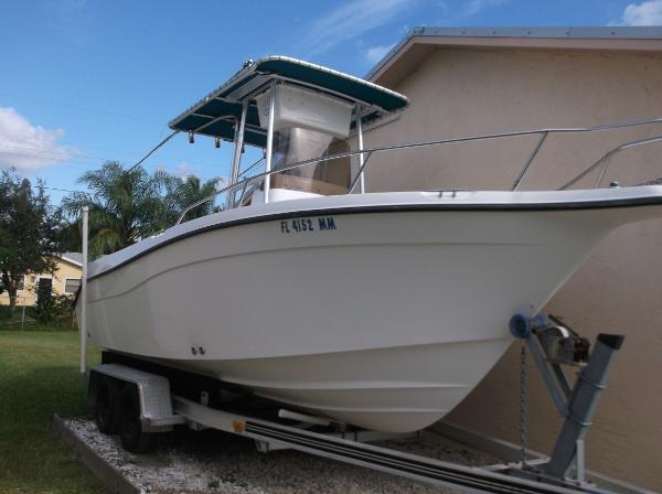 2004 Seaswirl 2101 Center Console O/B