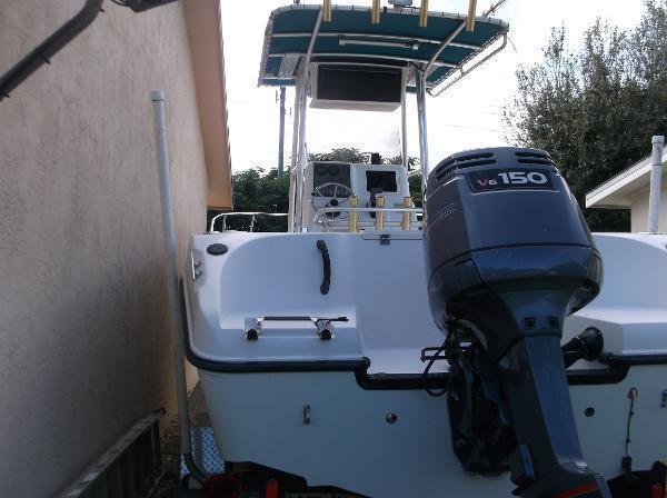 2004 Seaswirl 2101 Center Console O/B