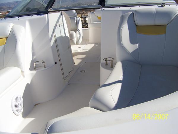 2005 Regal 2220 FasDeck