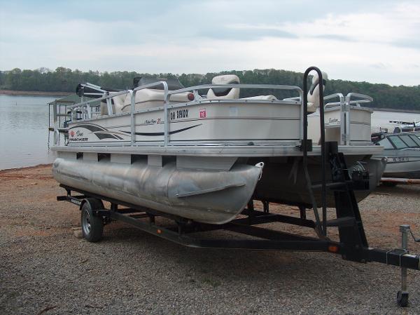2005 Tracker Fishin Barge 21