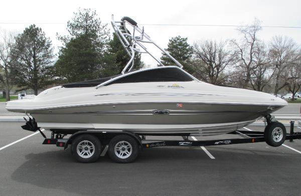 2007 Sea Ray 220 Sundeck Bowrider