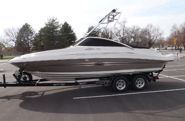 2007 Sea Ray 220 Sundeck Bowrider